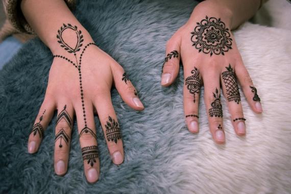 Simple and elegant henna designs Thumbnail