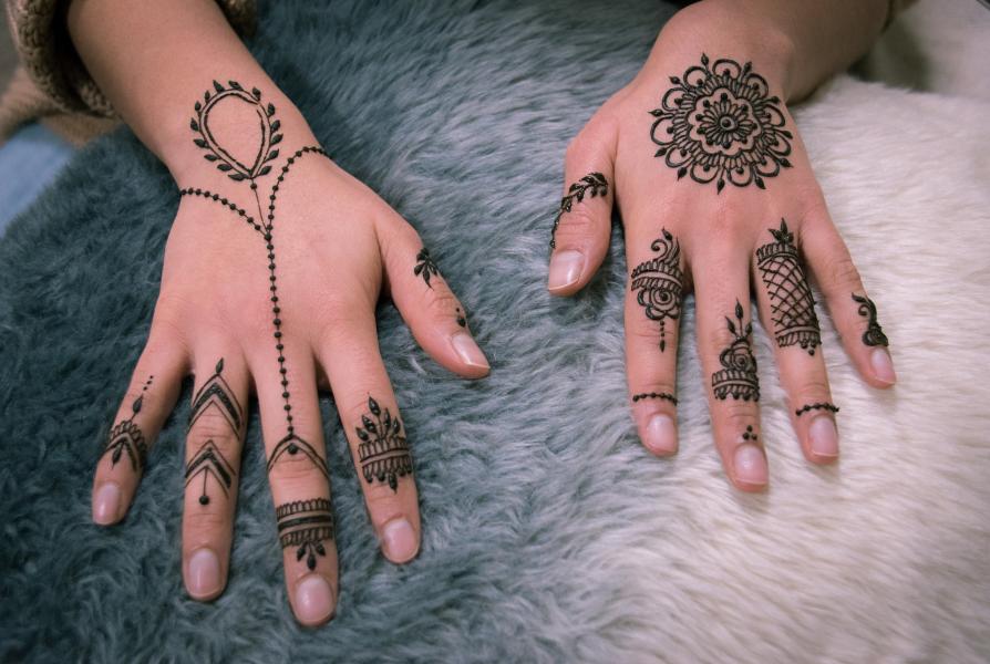 Simple and elegant henna designs Thumbnail